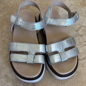 Vionic Silver Leather Womens Sandals size 7